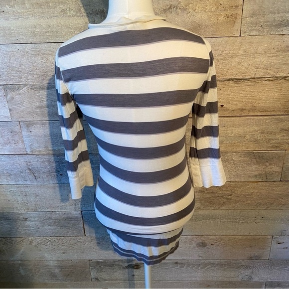🛍️3/$30 Aéropostale women’s grey & white striped top in size medium - Picture 3 of 6